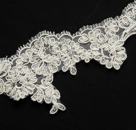 Krajka lem výšivka na tylu smetanová