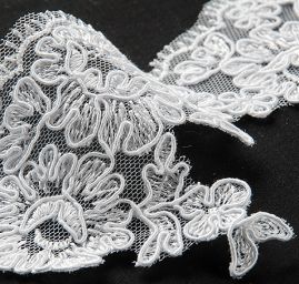 Krajka lem bílá výšivka na tylu