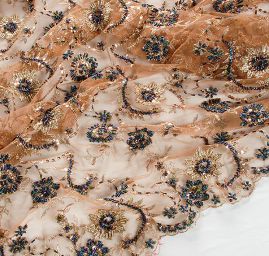 Krajka výšivka na tylu korálky/rokajl/flitry hnědá