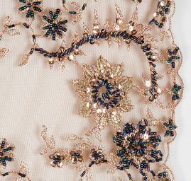 Krajka výšivka na tylu korálky/rokajl/flitry hnědá