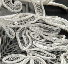 Krajka lem květinový motiv slonová kost