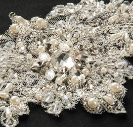 Krajková středová vsadka štras stříbrná