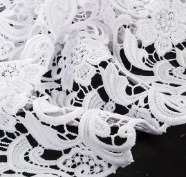 Efektní hrubá krajka bílá