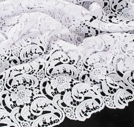 Efektní hrubá krajka bílá