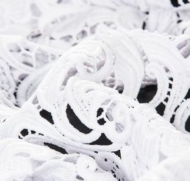 Efektní hrubá krajka bílá