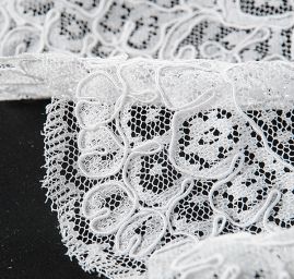 Krajka výšivka na tylu květinový vzor bílá