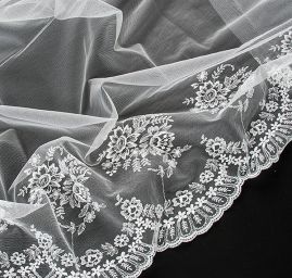 Krajka výšivka na tylu bílá