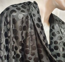 Vypalovaný samet pružná látka vzor puntíky černá