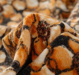 Středně silný úplet tisk květy hnědé