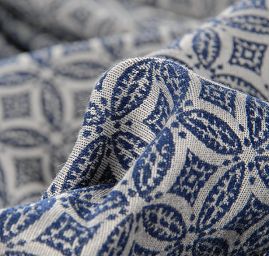 Žakárová látka geometrický motiv modrá/slon. kost