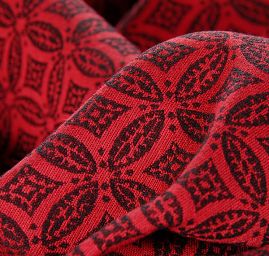 Žakárová látka geometrický motiv červená