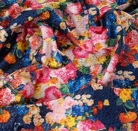 Pletenina s plastickou strukturou piké květy modrá