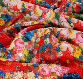 Pletenina s plastickou strukturou piké květy červená