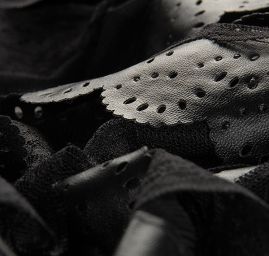 Tyl doplněný krajkovou imitací koženky a volánky