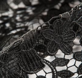 Efektní hrubá krajka květinový motiv černá