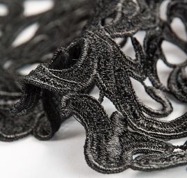 Efektní hrubá krajka květ/ornament černá