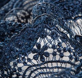 Efektní hrubá krajka motiv květy/vlnky temně modrá