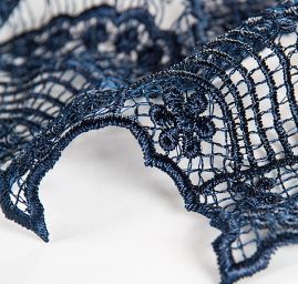 Efektní hrubá krajka motiv květy/vlnky temně modrá