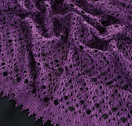 Efektní hrubá krajka ornament fialová