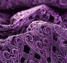 Efektní hrubá krajka ornament fialová