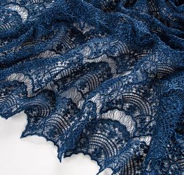 Efektní hrubá krajka motiv květy/vlnky tmavší modrá