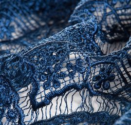 Efektní hrubá krajka motiv květy/vlnky tmavší modrá