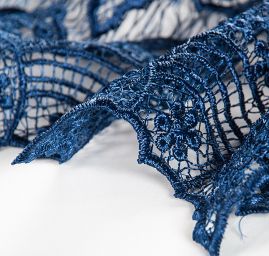 Efektní hrubá krajka motiv květy/vlnky tmavší modrá
