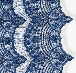 Efektní hrubá krajka motiv květy/vlnky tmavší modrá