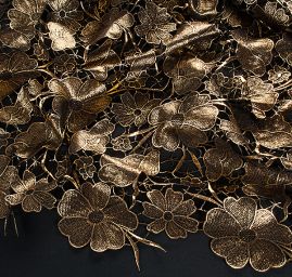 Efektní hrubá krajka metalický tisk zlatočerná