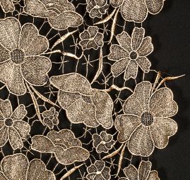 Efektní hrubá krajka metalický tisk zlatočerná