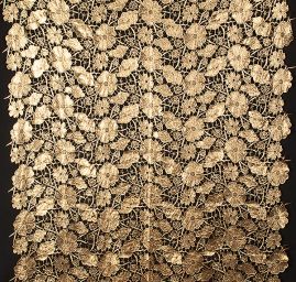 Efektní hrubá krajka metalický tisk zlatočerná