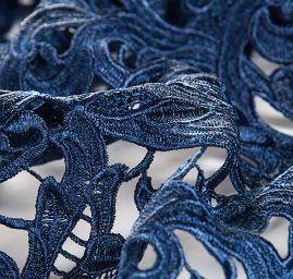 Efektní hrubá krajka květ/ornament tm.modrá