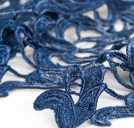 Efektní hrubá krajka květ/ornament tm.modrá