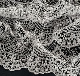 Efektní hrubá krajka květy/vlnky šedá