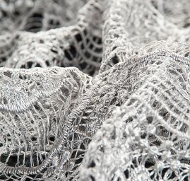 Efektní hrubá krajka květy/vlnky šedá