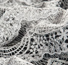 Efektní hrubá krajka květy/vlnky šedá