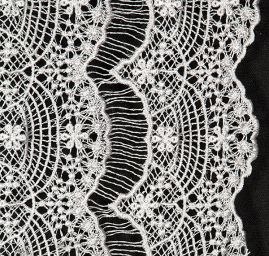 Efektní hrubá krajka květy/vlnky šedá