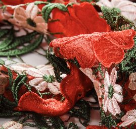 Hrubá krajka plastický květ červenozelená