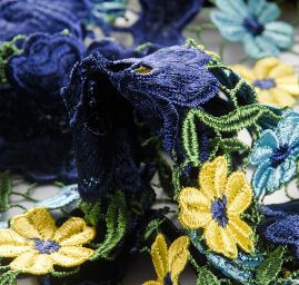 Hrubá krajka plastický květ modrožlutá