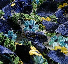 Hrubá krajka plastický květ modrožlutá