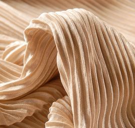 Pletenina plise lamé béžovostříbrná