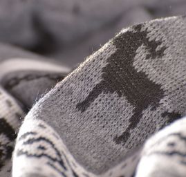 Úplet imitující norský vzor motiv jelenů šedý