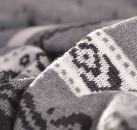 Úplet imitující norský vzor motiv jelenů šedý