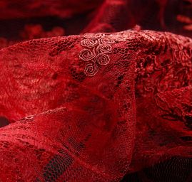 Krajka na vzorovém tylu květy vínová