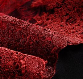 Krajka na vzorovém tylu květy vínová