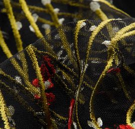 Tyl s výšivkou květů