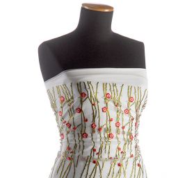 Tyl s výšivkou květů červenorůžových bílý