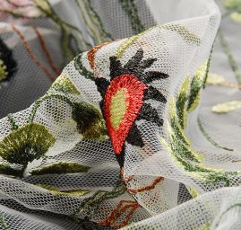 Krajka výšivka na tylu louka/motýlci bílý tyl