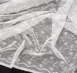 Krajka romantická výšivka na tylu bílá