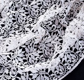 Efektní hrubší krajka ve smetanové barvě